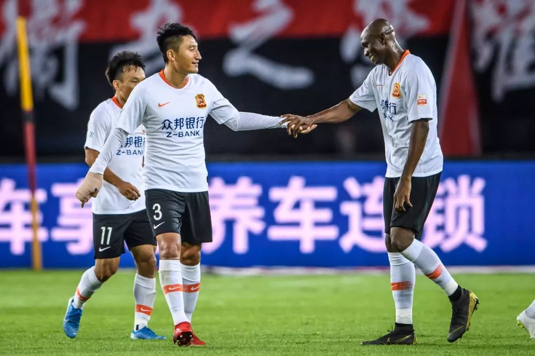 众志成城抗击疫情视频,广州恒大淘宝客场挑战武汉卓尔