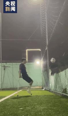 踢足球射门帅气视频,足球场上狂奔的男子