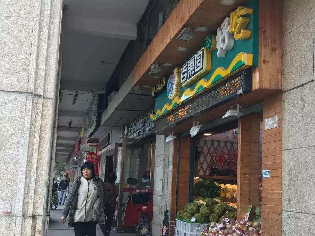 这个神盘只有一栋楼，比隔壁万科便宜100万