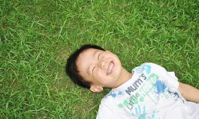 4岁宝宝突然夜里说一只耳朵疼,4岁孩子半夜突然说耳朵疼