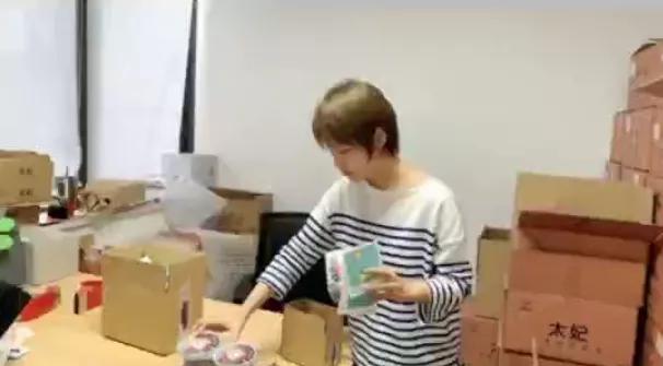 90后卖奶茶身价过亿的女孩,90后女孩辞职卖奶茶走红