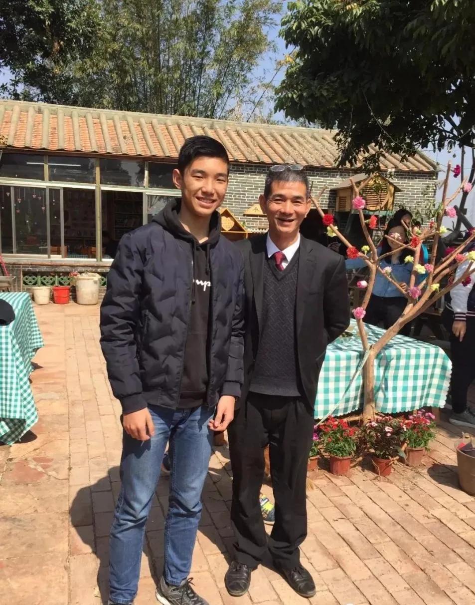 那个知名育儿博主的儿子，在美国自杀了