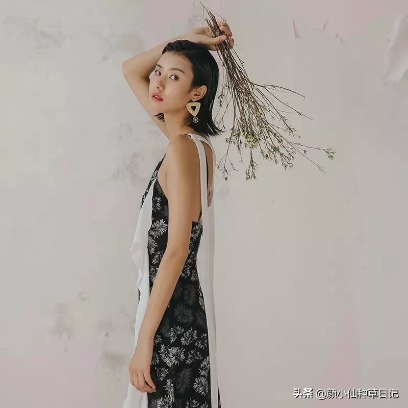 柳岩露出香肩,柳岩露锁骨