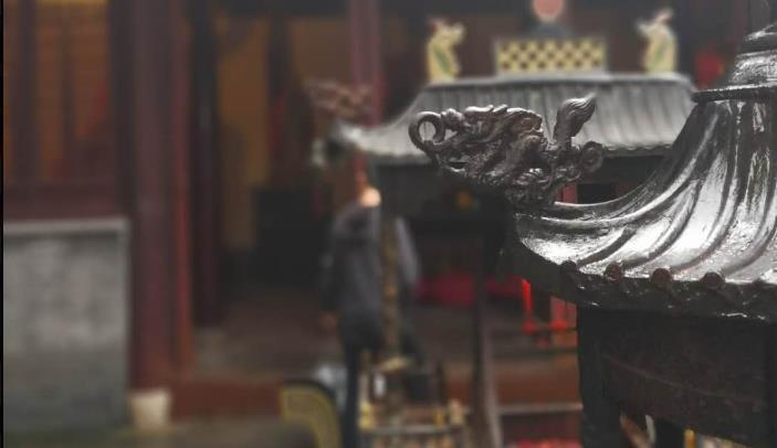 这些方丈和大夫们，您知道自己大门上的对联挂反了吗？