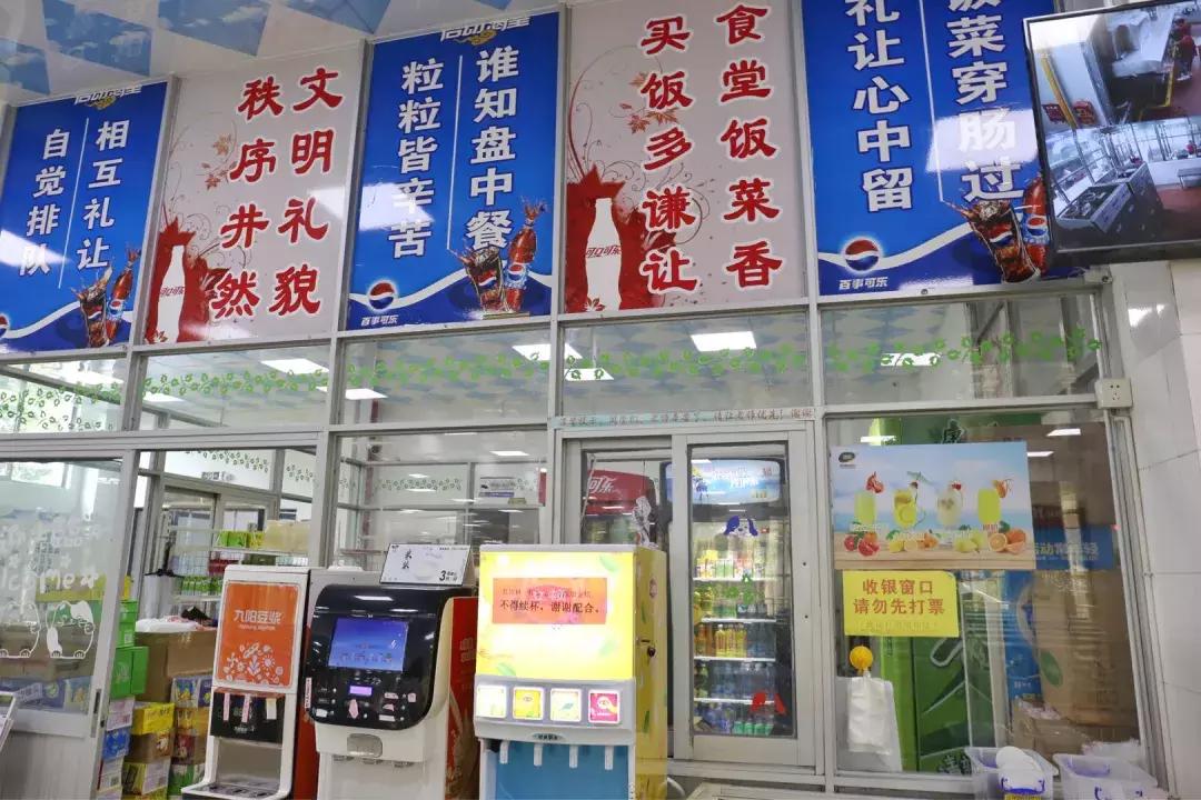 很多人挤破脑袋都想进的学校,万千学子挤破脑袋都要进大学