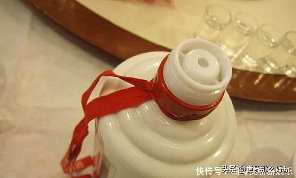 茅台15年酒瓶灌酒的正确方式,茅台酒瓶倒不出来怎么办