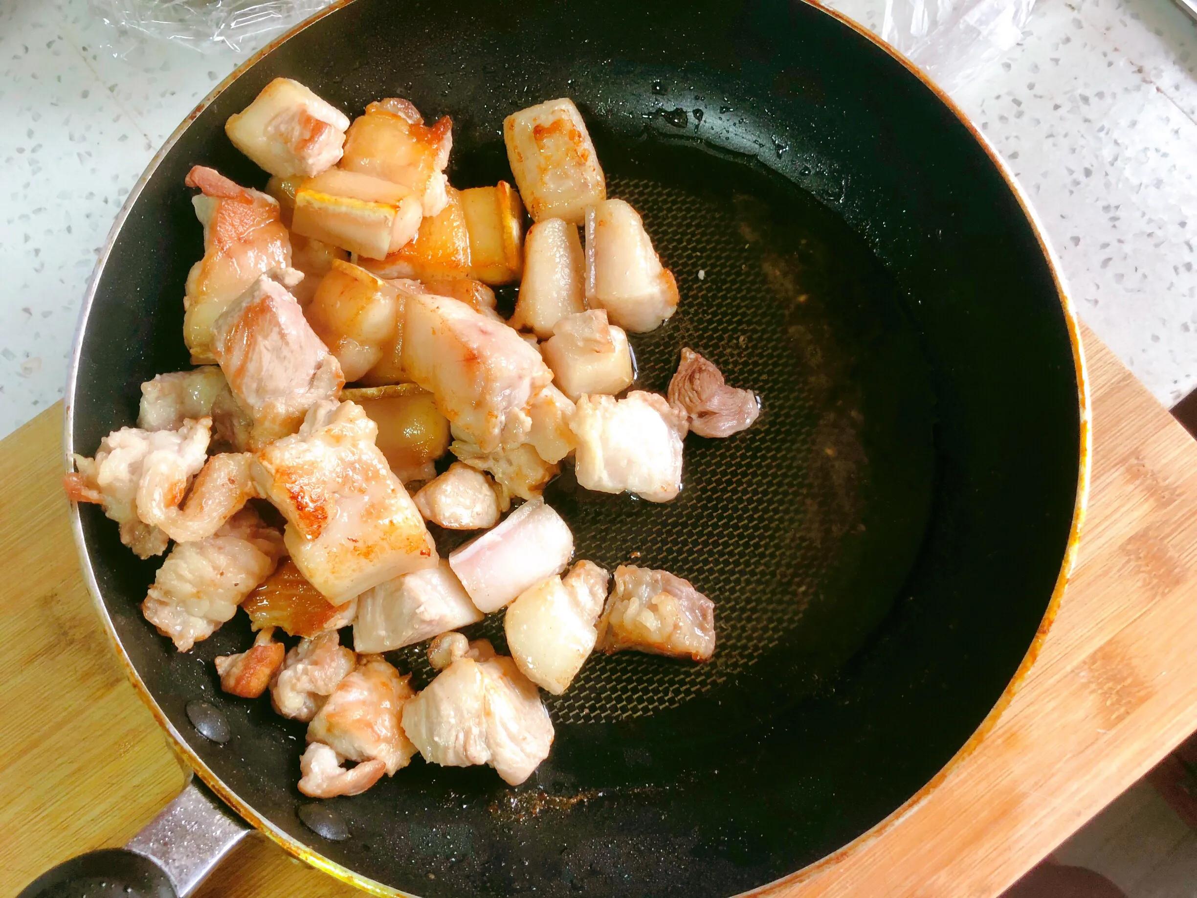 红烧肉焯水的正确制作不那么柴,为什么红烧肉烧得又咸又甜