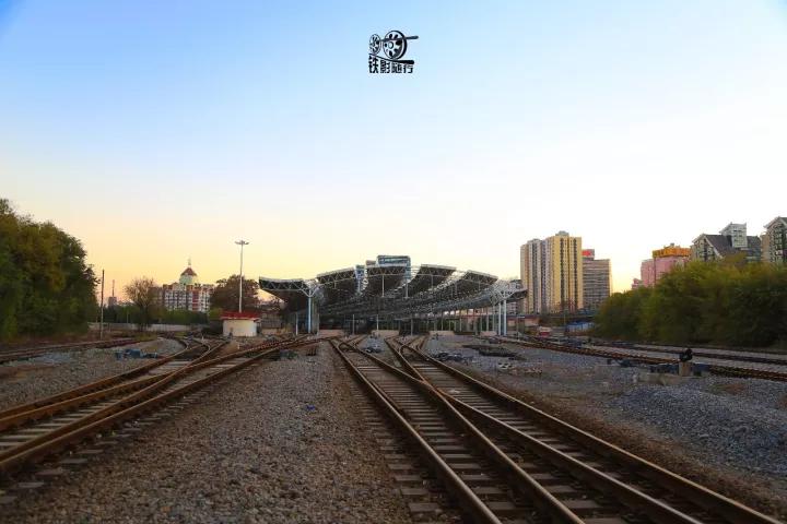 火车来了行人车辆请注意安全,行人车辆请注意火车就要来了