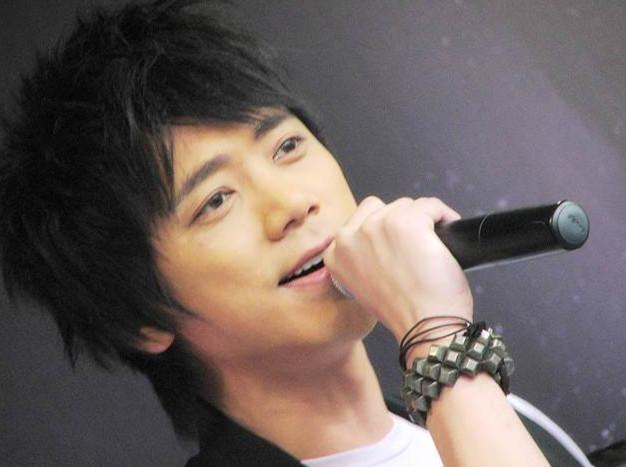 风流倜傥的“信”，肆意游走女人间，49岁和交往17年的女友分手