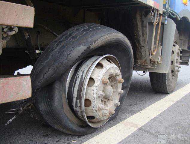 遇到4个糊涂虫，非要给修理工送钱，要被货车司机气死了！