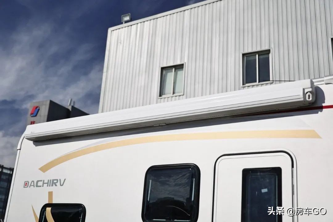 这台房车有5种充电方式，车内电器语音控制，卫生间也是干湿分离