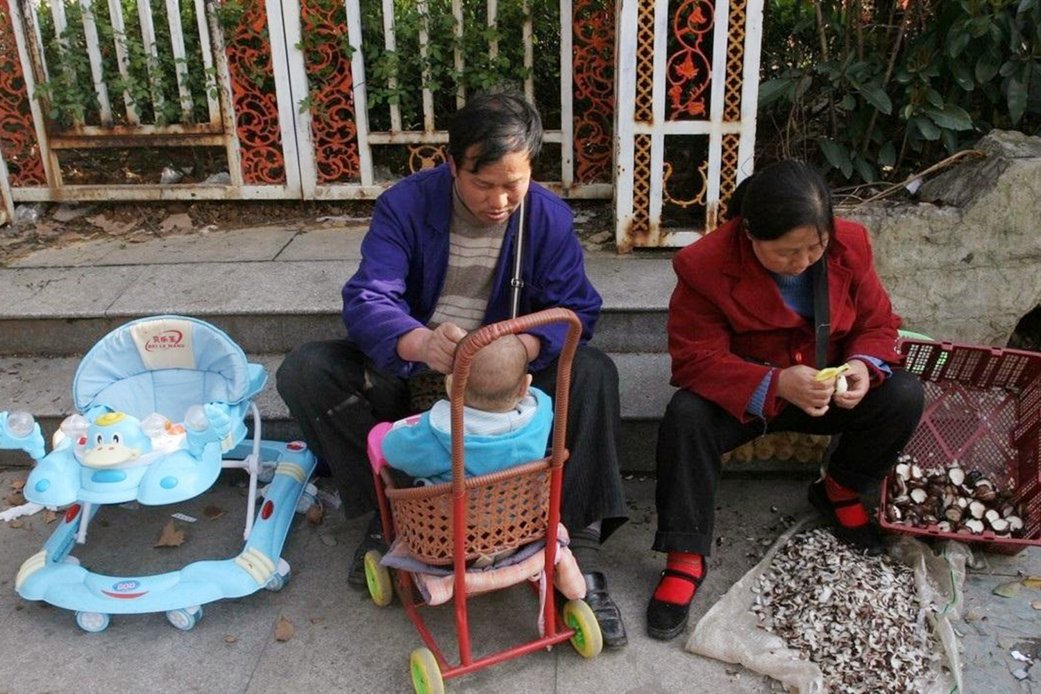 孩子刚出生给谁带比较好,婴儿出生应该谁来带