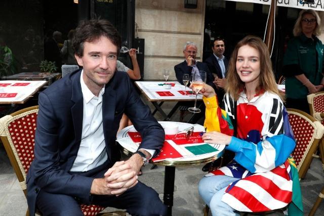 LV太子妃携老公看秀，生5个孩子依旧是超模身材，黄蜂腰引人注目