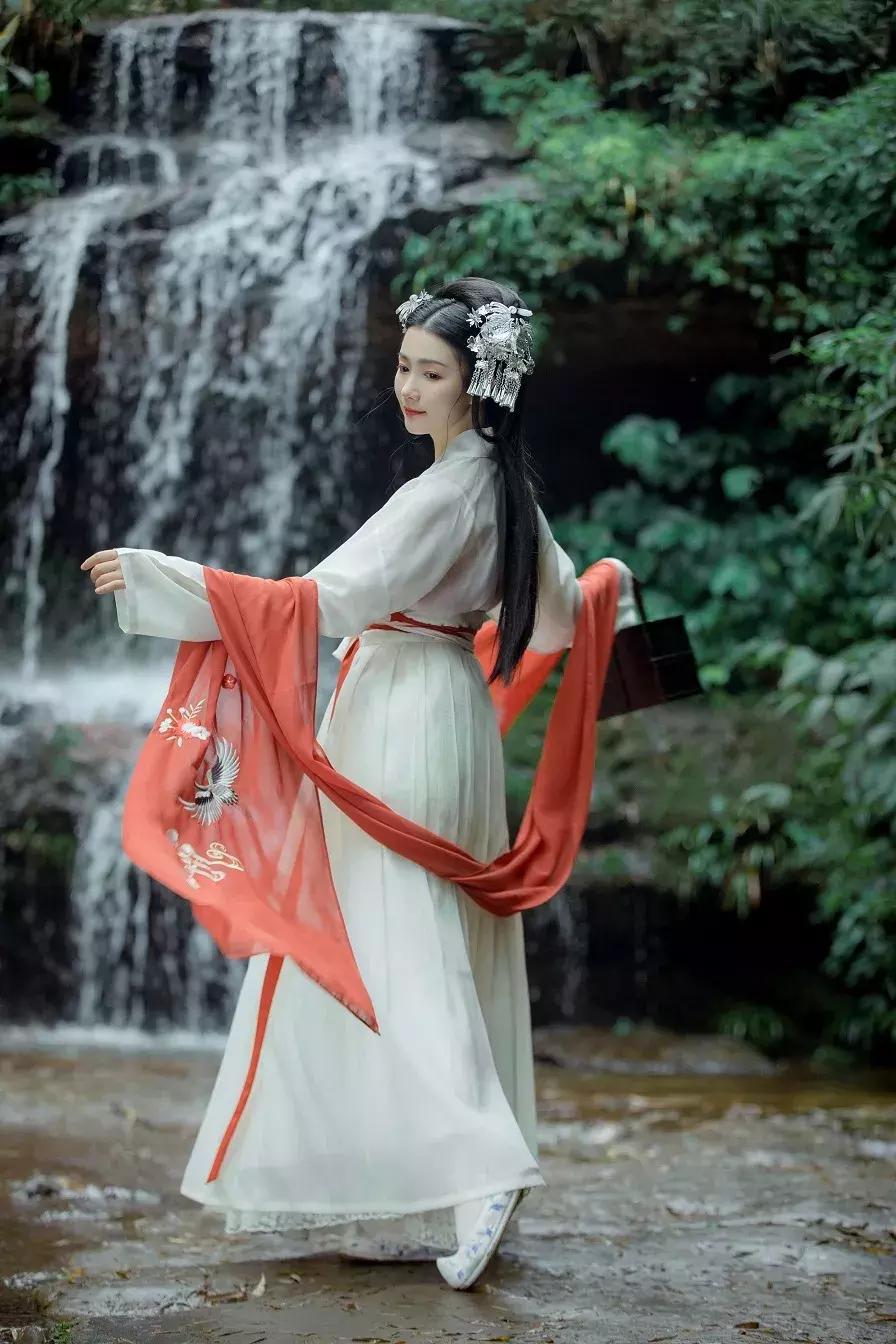 春夏秋冬四时歌，四时常映彩舟行！