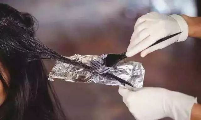 染发剂停留在头发上过长会怎么样,染发时染发剂少了会怎样