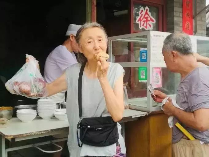 重开一月，排队不减！“北京芝麻最多的烧饼”店店主揭秘神秘传统