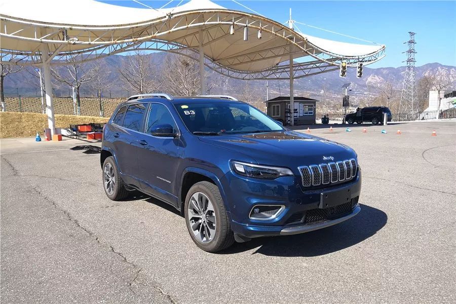 试驾jeep自由光2.0自吸,新款jeep自由光探享版越野视频