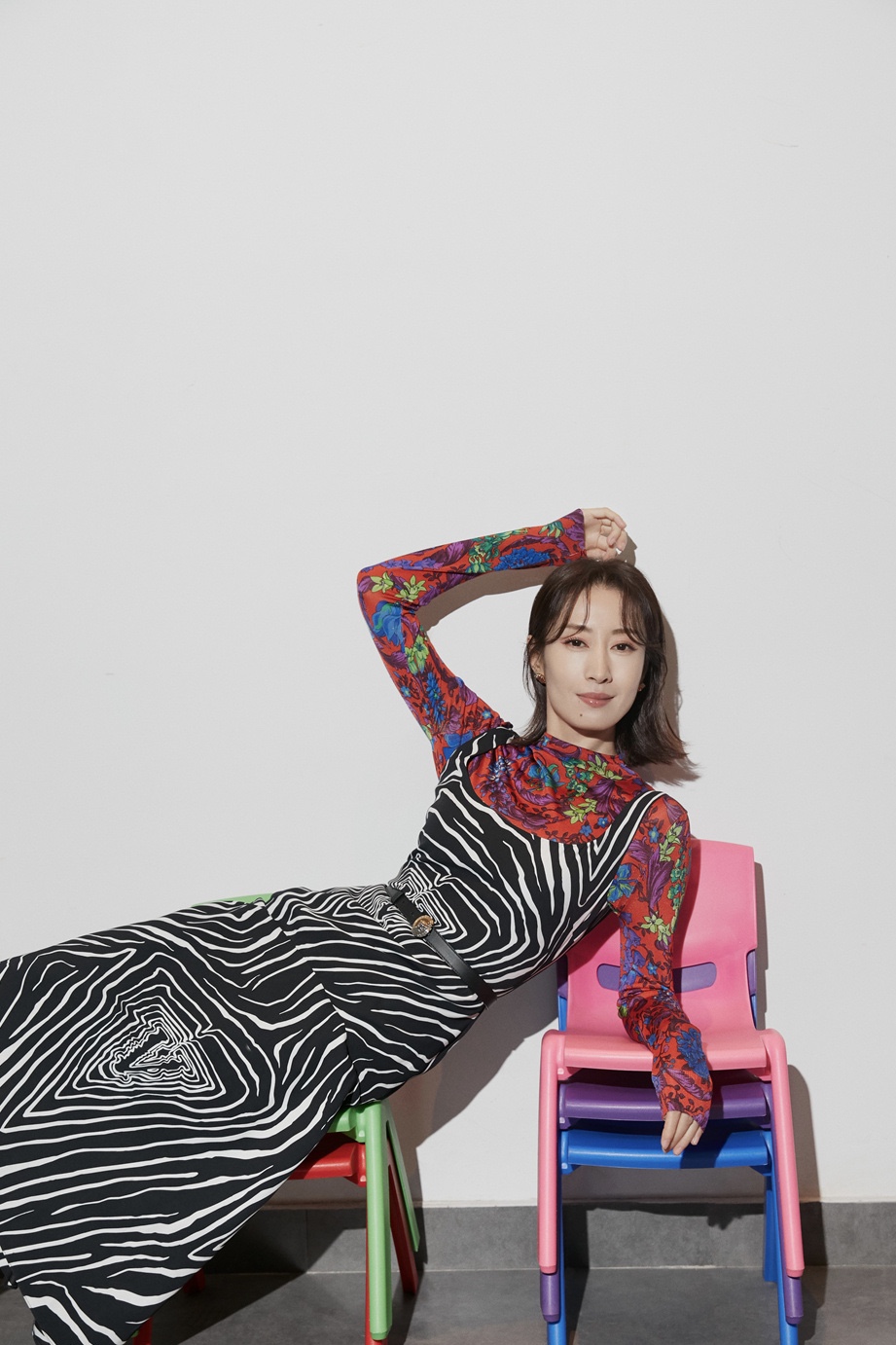 刘敏涛眼神太凌厉，穿“花布衫”也能很有气场，背带裙罕见不减龄