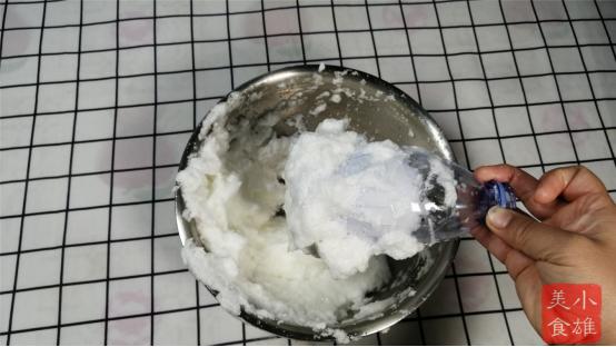 用矿泉水瓶做打蛋器要多久,矿泉水瓶打蛋器打发蛋黄