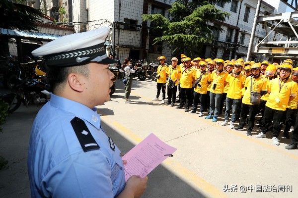 交警给快递小哥送餐,交警为外卖小哥送外卖