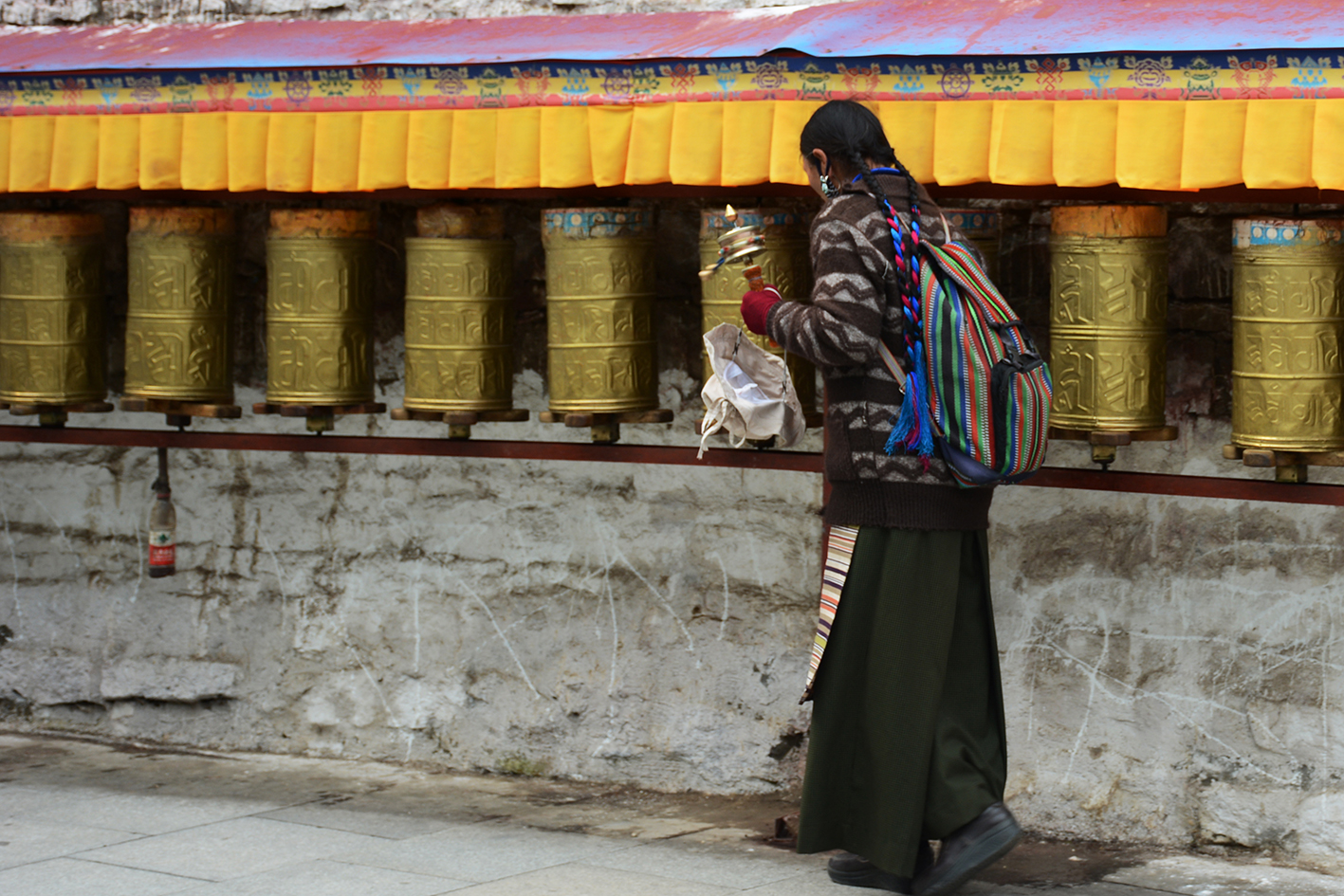 西藏转经轮是什么经,西藏转经筒正确转法