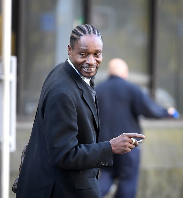 英保安因男孩穿粉色衣服将其打至呕吐及尿裤子，被判缓刑无需坐牢