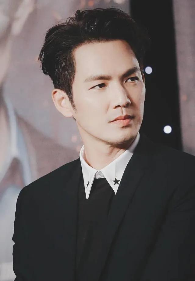 行走的荷尔蒙，这6位越老越有味，大胡茬克制又霸道，气质太绝了