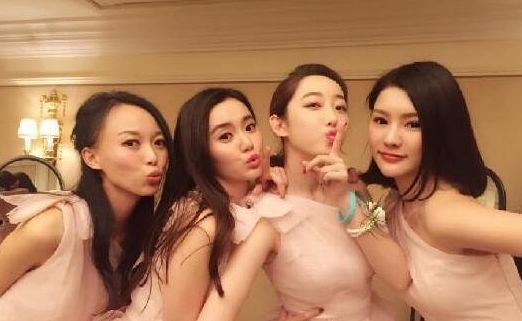 伴娘打扮得漂亮,伴娘应该怎么打扮