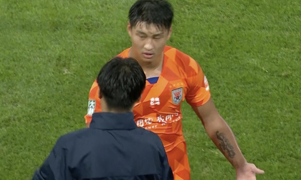 中超裁判惹争议断腿黄牌var,中超名哨低级失误裁判引争议