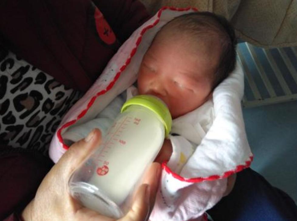 孩子每次喝奶都会剩下好多怎么办,宝宝喝奶老剩最后一点