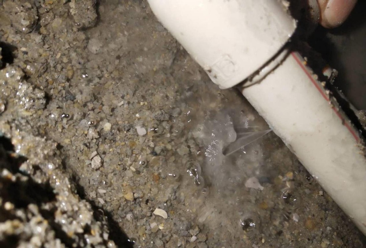 地埋水平pvc下水管漏水的解决方法,地埋主水管中间漏水各种修补方法
