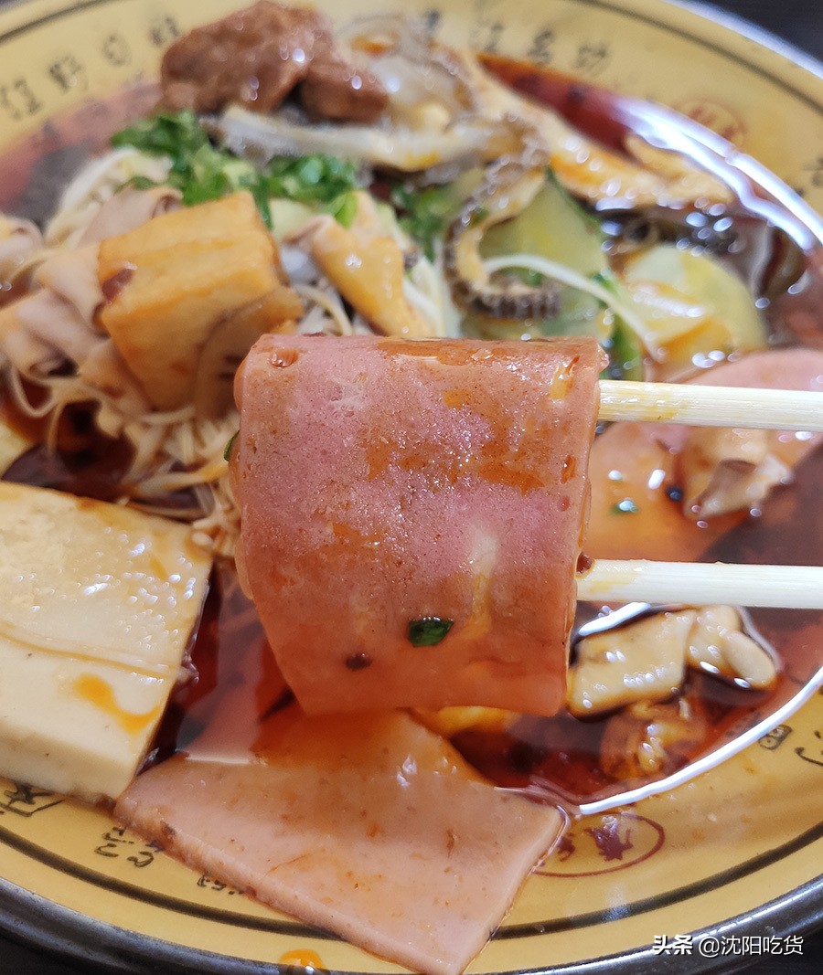 冒菜是一个神奇的存在,味道像牛油火锅,还可以蘸油碟配米饭