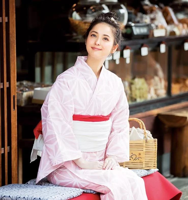 她是日本平安时代第一美人，家乡的火车和大米都以她的名字命名