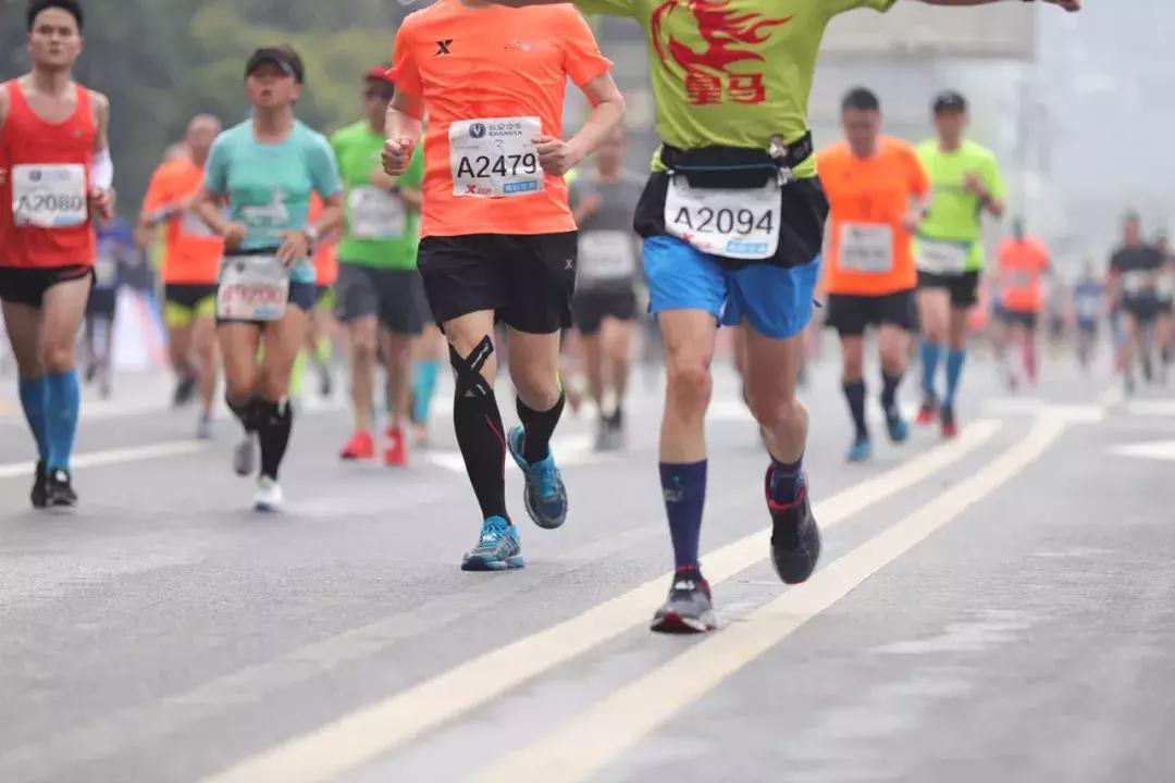 跑步一只脚踝酸痛,为什么有些人跑步脚踝肿