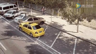 晚上开车弹烟头侧翻,司机被弹烟头