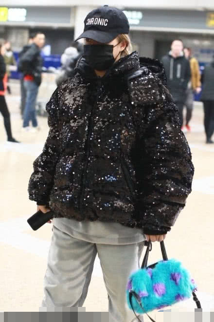 王菊白色运动裤,王菊被吐槽胖