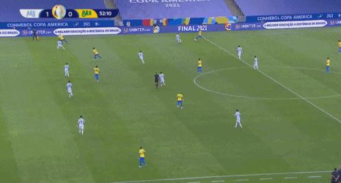 内马尔球袜脚被踢破,梅西进球内马尔被砸