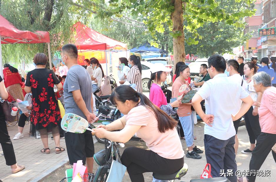 高考第一天考场外守候,高考首日直击考场内外暖心瞬间