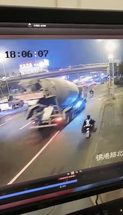 无锡高架桥发生桥面侧翻致3死2伤,无锡发生高架侧翻的重大安全事故