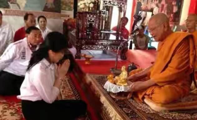 泰王给玉佛换装,泰王为玉佛换袈裟