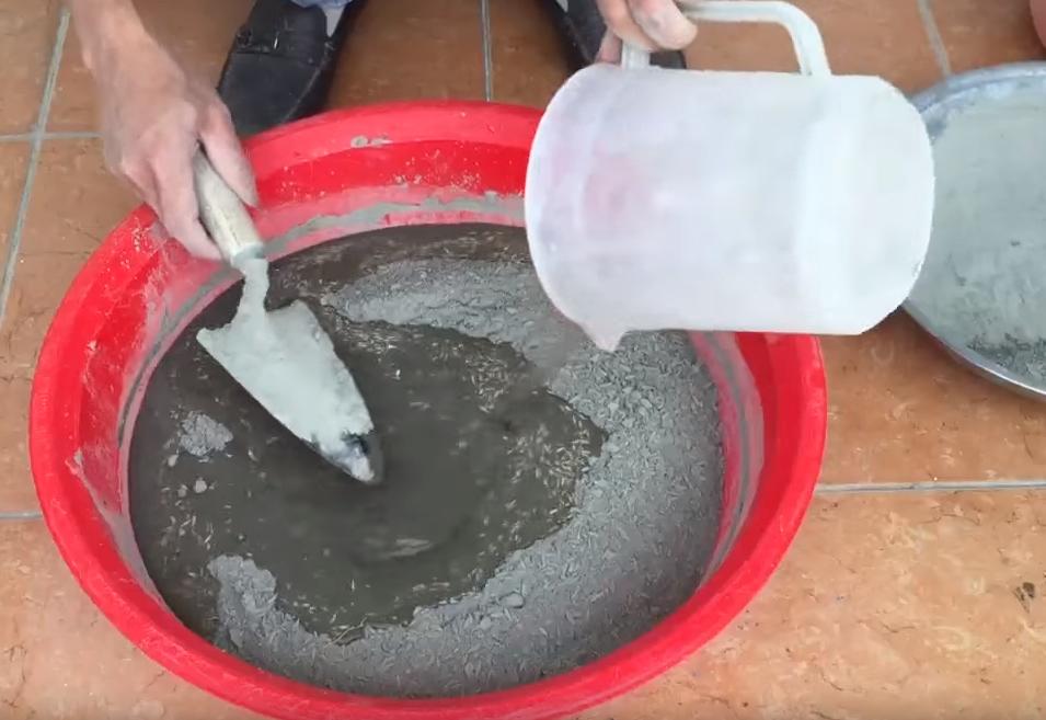 农村老爸把洗脚盆里灌水泥，做了个手提花盆，力气小的人还搬不动