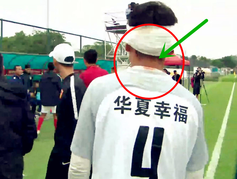 记住6号阮德英,这小子在绿茵场上公然施暴,拳打中国球员