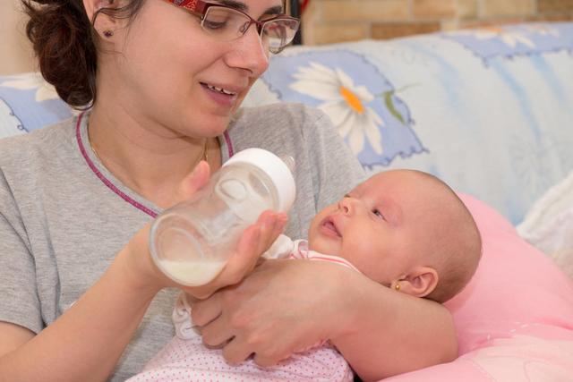 为什么宝宝喝奶总要一个小时左右,为什么宝宝喝奶就够营养