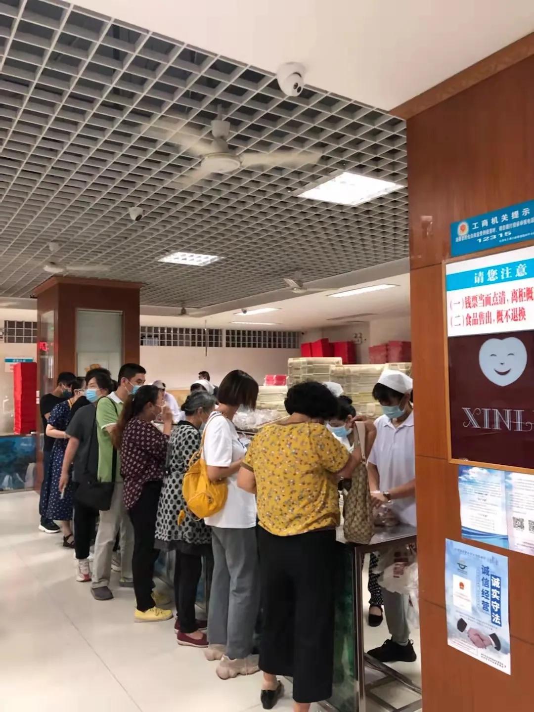 天津人排队买的月饼 (实拍天津人排队买月饼)