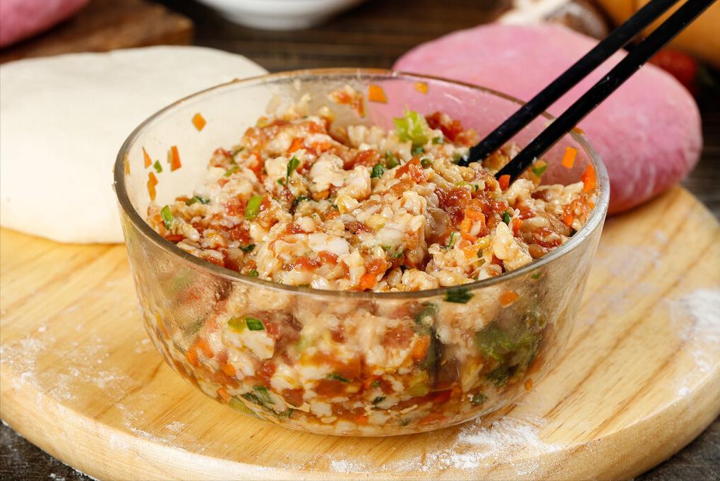 怎么调肉馅油润,自己调的肉馅为啥发酸