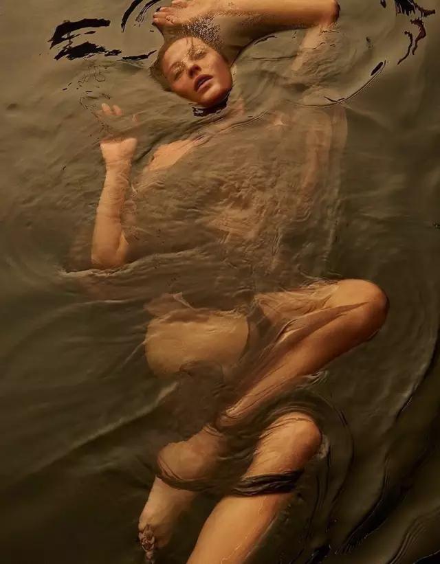 她亲眼看着自己的画作挂进卢浮宫,这位“时尚先锋”不输香奈儿