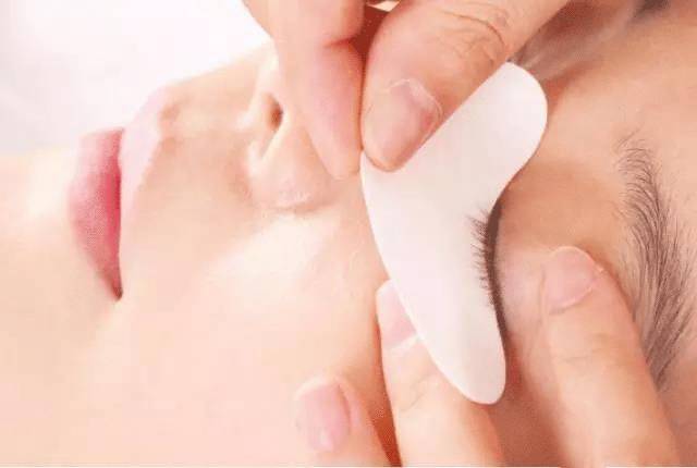 嫁接睫毛技术进行中,m型嫁接睫毛教程零基础手法