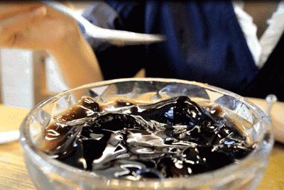 中药草熬制出的仙草汤加上牛奶黑糖蜜豆椰果夏天就这样安然度过