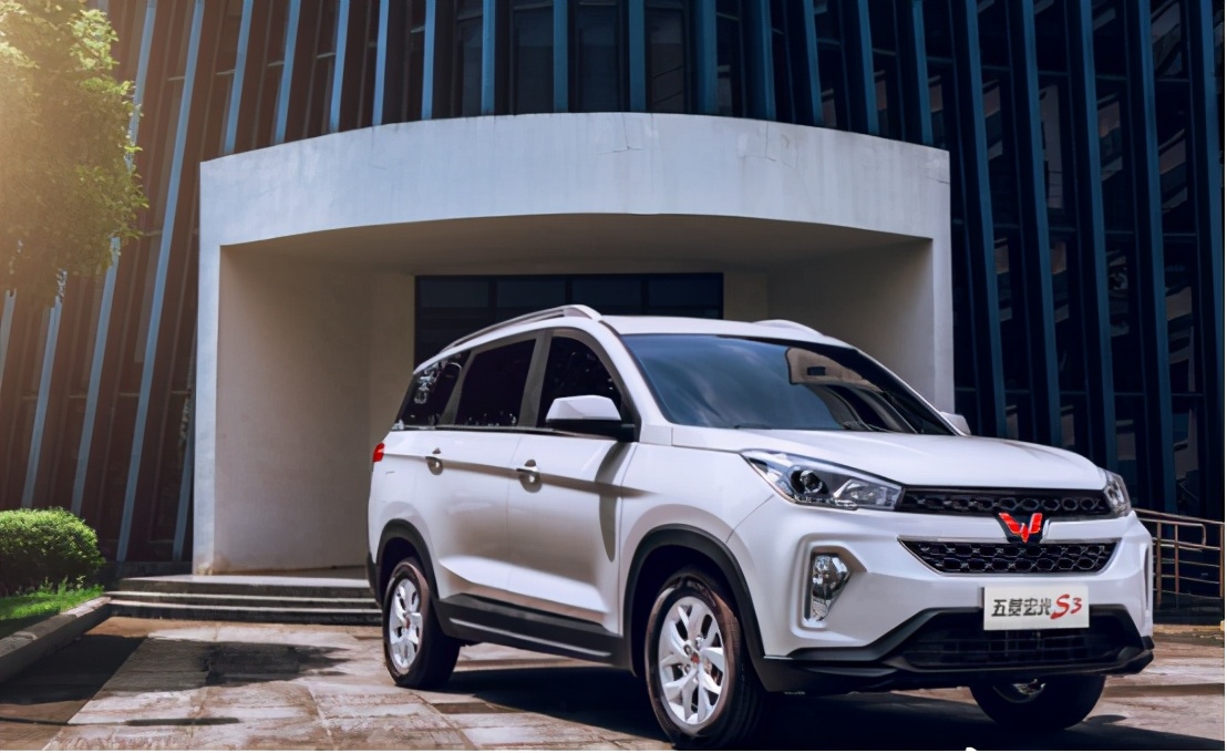 五菱宏光s3和长安欧尚cx70哪个好,五菱宏光s3新款2022款自动挡7座