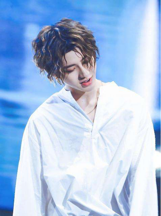 内娱偶像瘦成杆，港台明星却成muscle男，审美差别这么大？